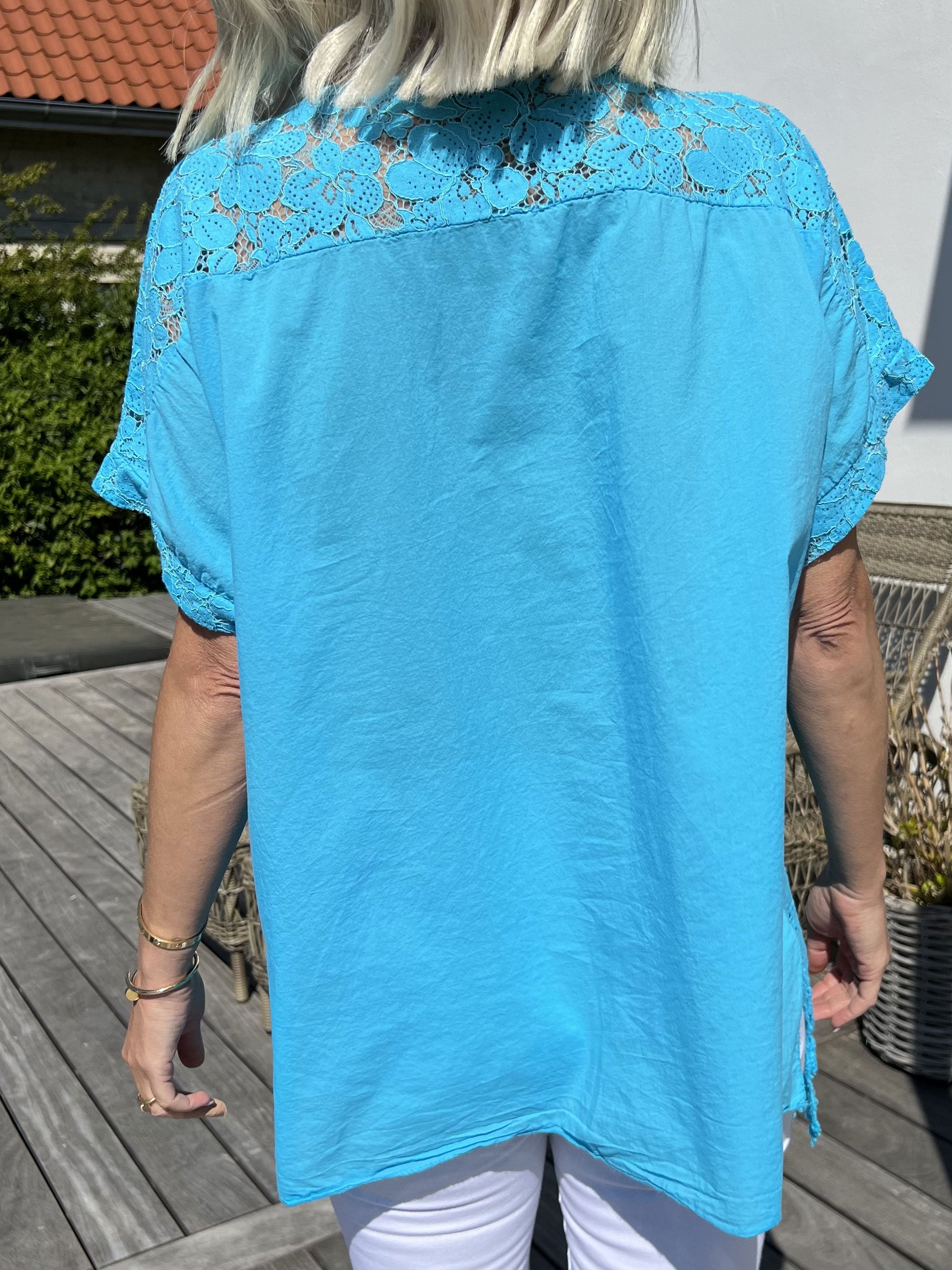 Inna - Sød top med blonder og broderi anglaise